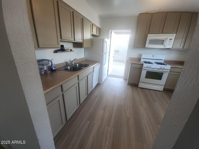 Primary Photo - 3142 N 24th Dr