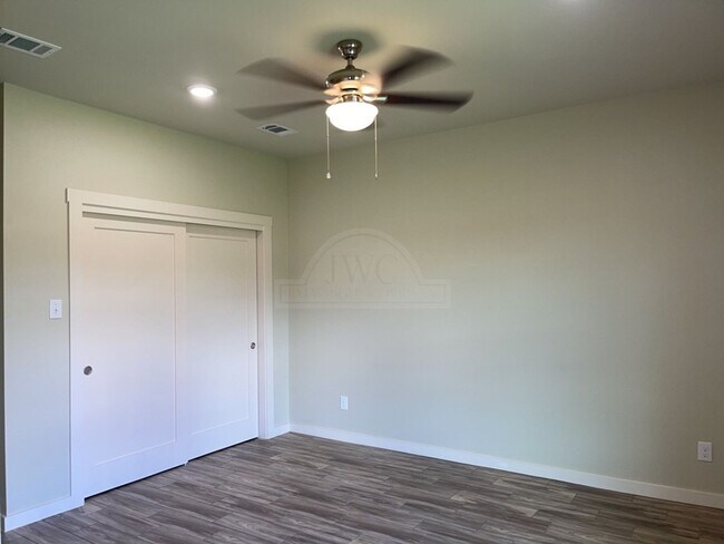 Building Photo - 5005 White Rose Dr