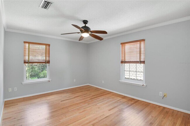 Building Photo - 1580 Oakhurst Ave