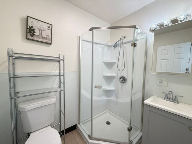 Building Photo - Fully Furnished Studio!