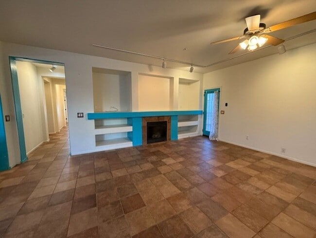 Building Photo - Reduced!!!  Beautiful 2-bedroom 2 Bath with Den in Mountain Gate Contact Property Pros