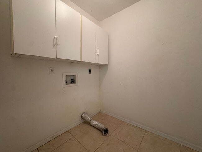 Building Photo - Charming 3-Bedroom Home in Broadmoor – Mov...