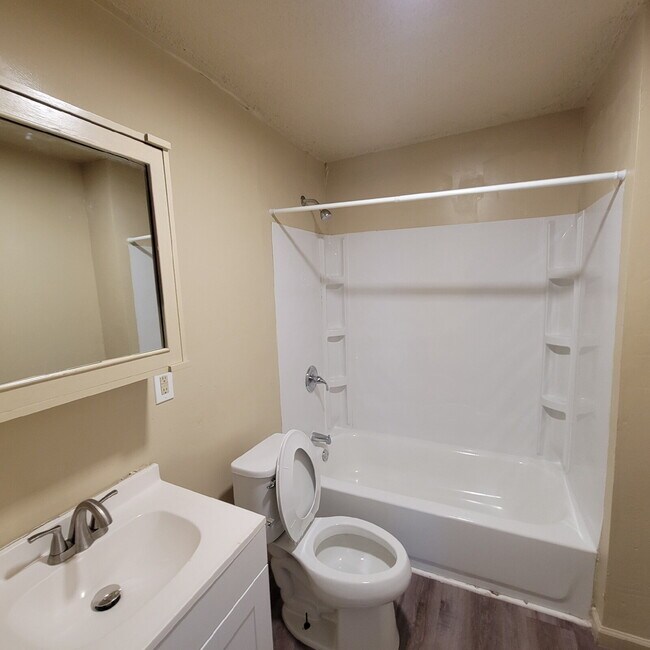 Building Photo - 3 Bedroom less than a mile from iconic Garfield Park city park & Conservatory