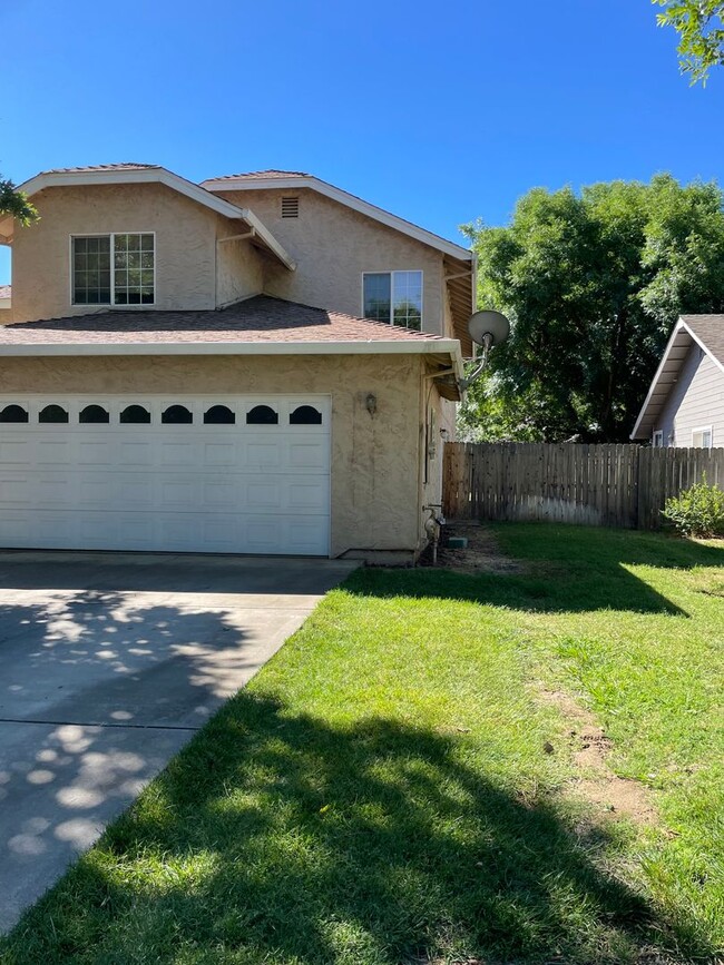 Building Photo - Large 2 story house !