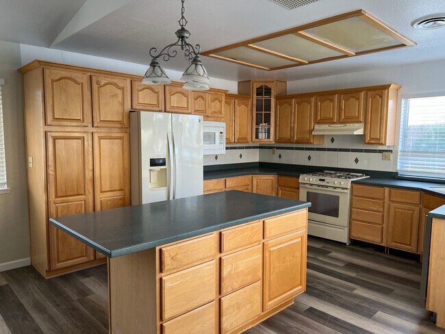 Building Photo - Please contact Vaughn Realty to set up an ...