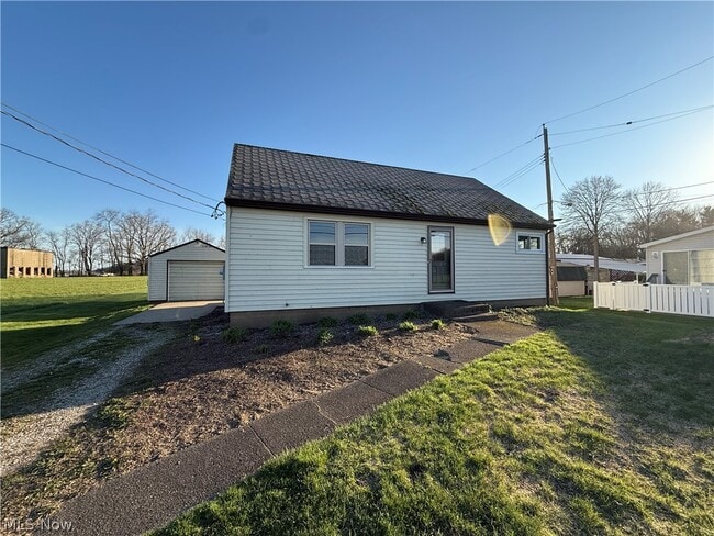 Building Photo - 2024 Delaware Dr SE