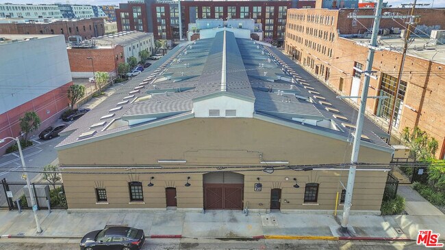 Building Photo - 940 E 2nd St