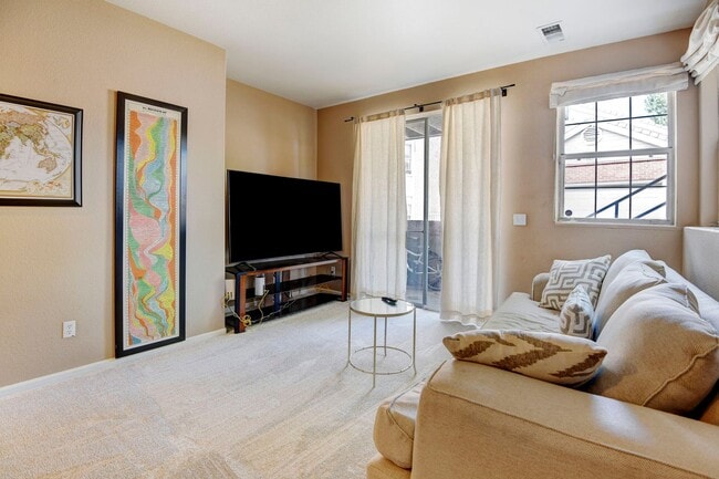 Building Photo - Beautiful luxury townhome style condominiu...