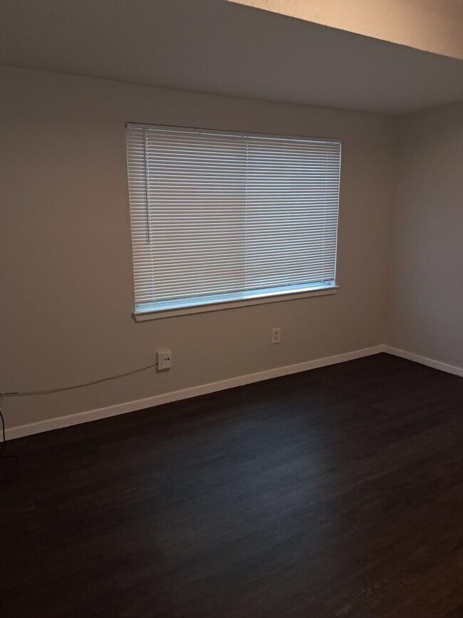 Building Photo - 714 Coolwood Dr