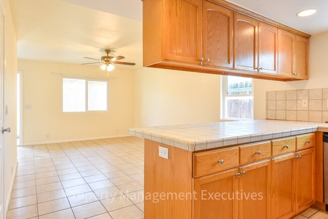 Building Photo - 2 Bed, 2 Bath Townhome with Garage & Bonus Room