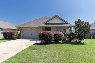 Building Photo - Move-In Ready Fairhope Home with Modern Fe...