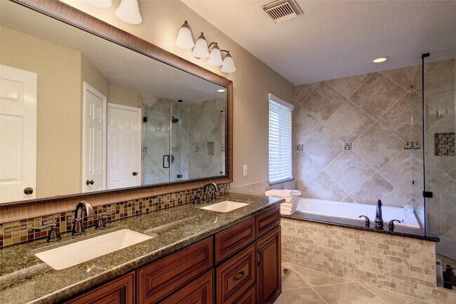 Building Photo - 142 W Russet Grove Cir