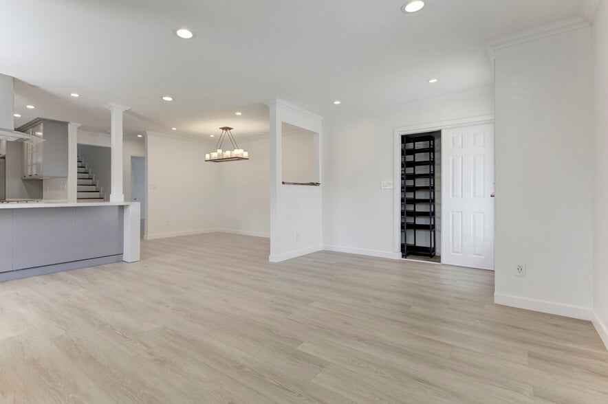 Building Photo - 247 N Oak Ave