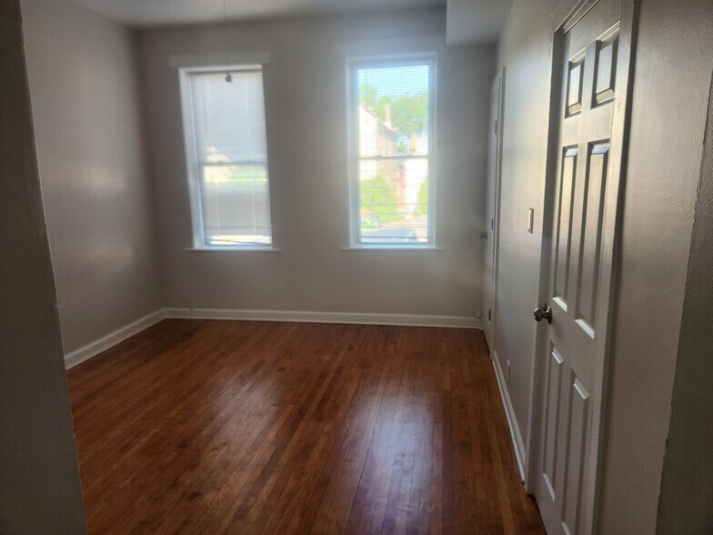 Living Room - 2326 S Homan Ave