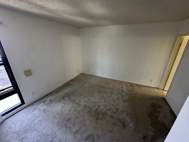 Building Photo - Top-Floor Corner Unit | 3BR in Cross Creek Village, Playa del Rey