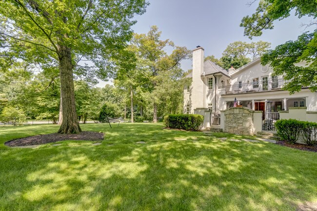 Building Photo - 755 Sheridan Rd