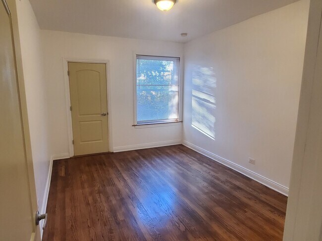 Building Photo - 7306 S Oglesby Ave
