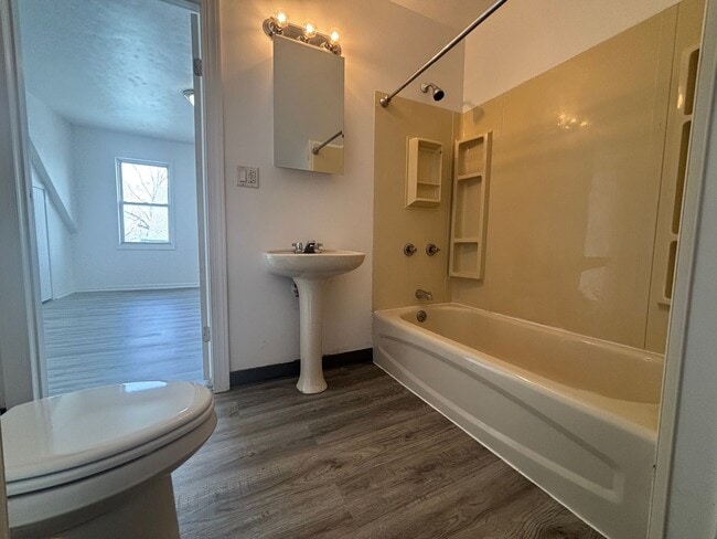 Building Photo - Newly Updated 3 Bedroom Single Family Home