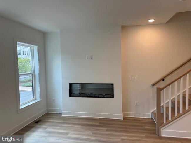Building Photo - 831 King Farm Blvd