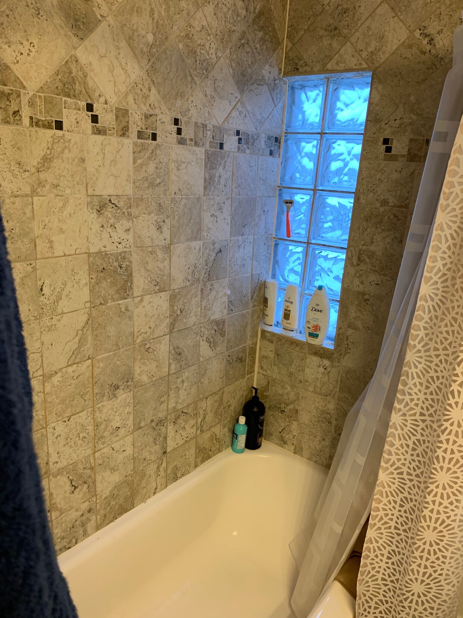 Building Photo - 2321 W Belmont Ave