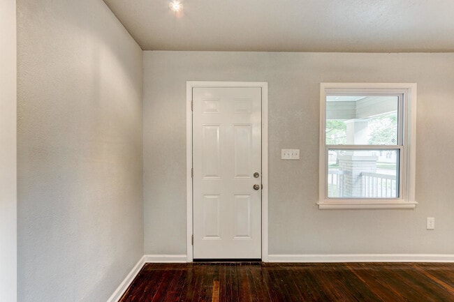 Building Photo - Remodeled Retreat w/ Covered Patio, Front ...