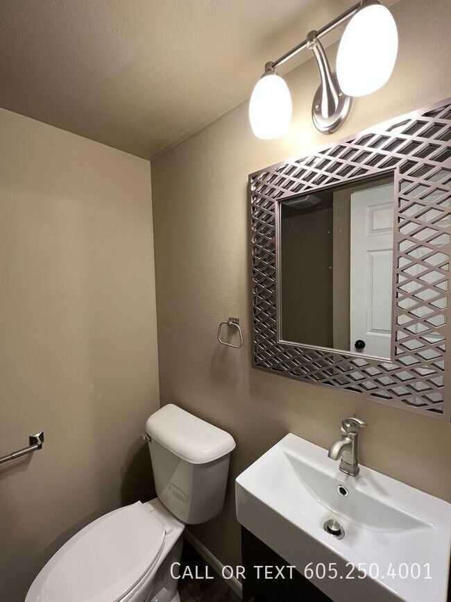 Building Photo - 4 Bedroom 2 Bathroom w/ Single Stall Garag...