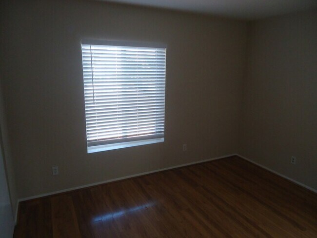 Building Photo - Nice 2/2 plus a den in Turtle Rock 6 for l...