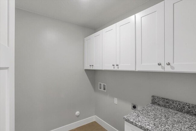 Building Photo - 2261 S Tonaquint Dr