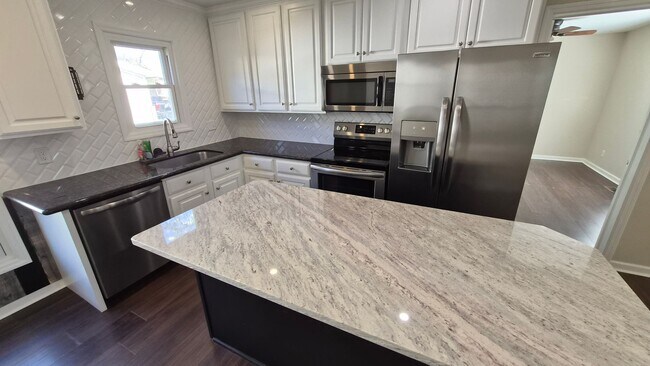 Building Photo - Charming Downtown Sunbury Home!