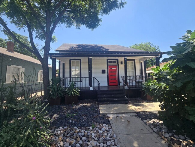 Building Photo - Beautiful Renovated Historical Home by Downtown SA!