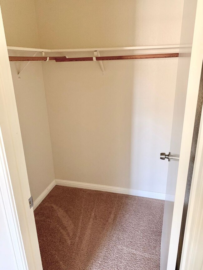 Building Photo - One Bedroom One Bath Spacious Unit with Large Enclosed Patio