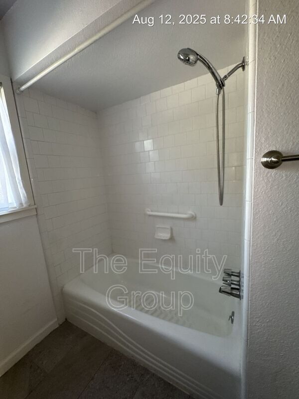 Building Photo - 620 E Tulare Ave