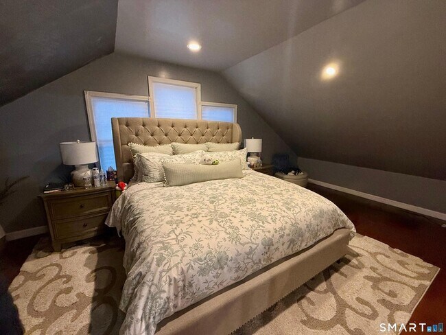 Building Photo - 64 Hickory St