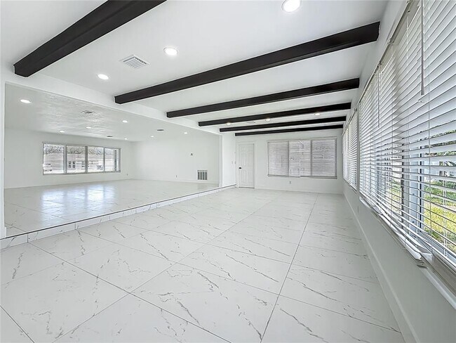Building Photo - 1216 Robin Rd S