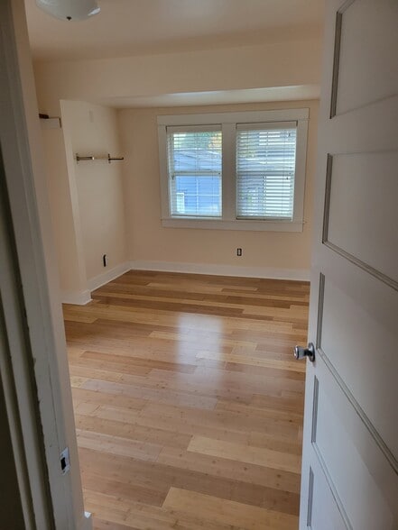 Building Photo - 3915 N Vancouver Ave