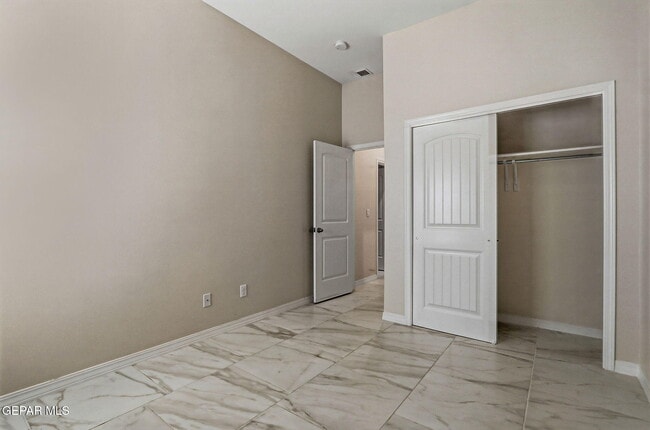 Building Photo - 941 Aqueduct Ave