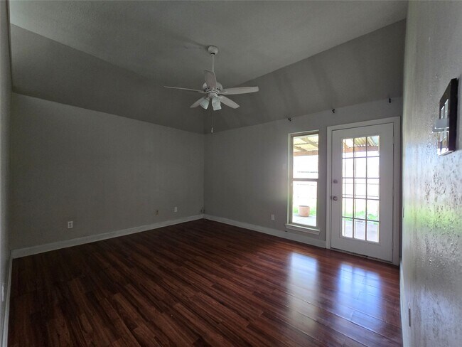 Building Photo - 1818 Pine Hollow Dr