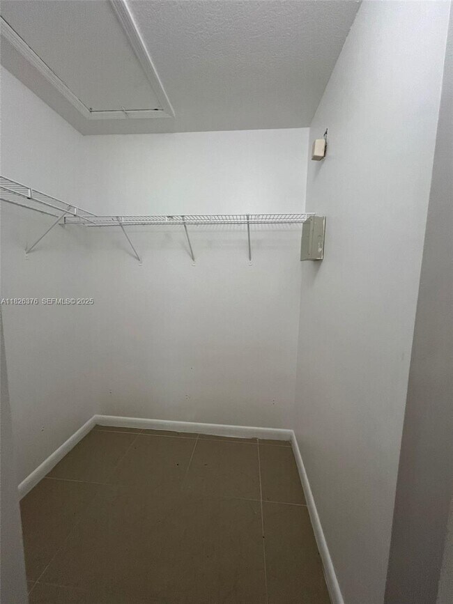 Building Photo - 990 NE 33rd Terrace