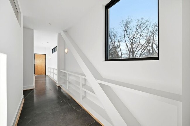 Building Photo - 211 Cream St