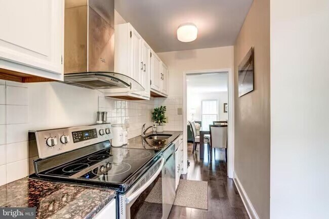 Building Photo - Sun-Drenched 2BR/2.5 BA Townhouse Condo in Gated Sutton Place