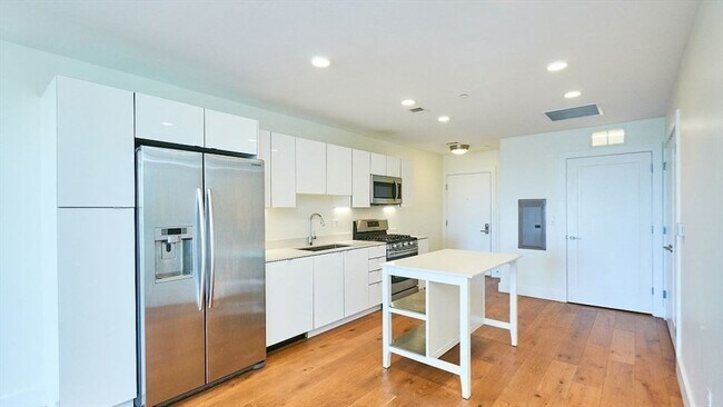 Building Photo - 250 Meridian St
