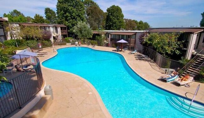 Building Photo - 356 Miraleste Dr