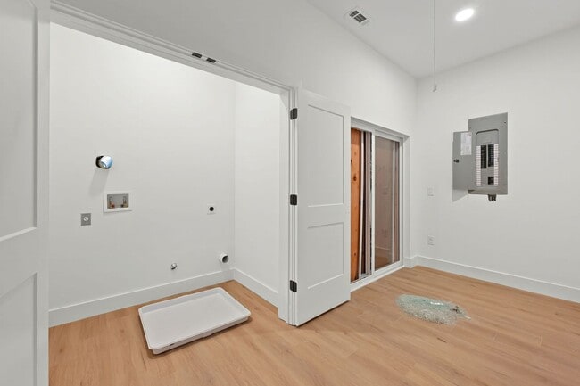 Building Photo - 1044 Grant Way SE