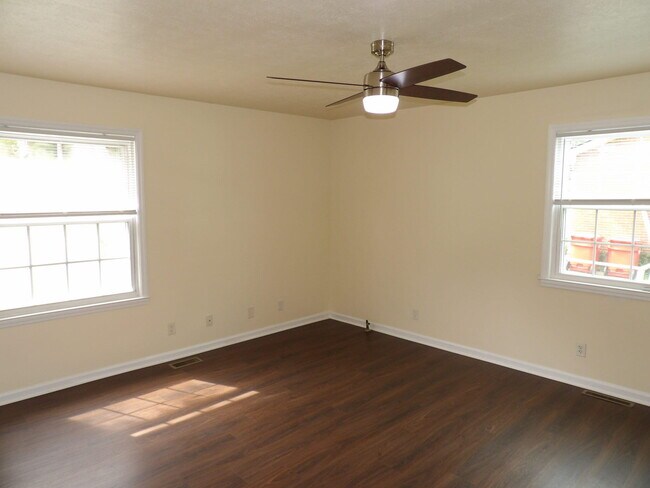 Building Photo - 102 Cedar Dr