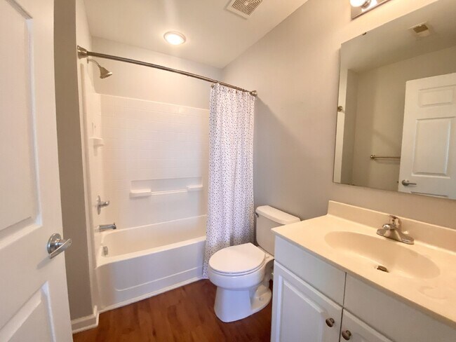 Building Photo - Two Bedroom Spacious Condo Near Everything Bluffton Has to Offer!
