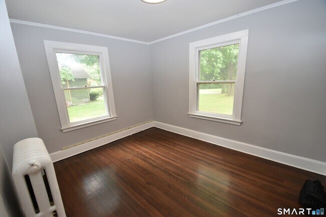 Building Photo - 880 S Quaker Ln