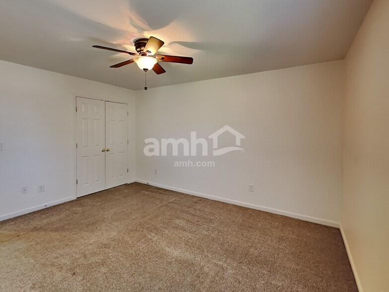Building Photo - 1042 Vanguard Dr
