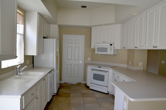 Building Photo - Nice 3 Bedroom / 2 Bath House with Private Pool in Gated VillageWalk of Lake Nona