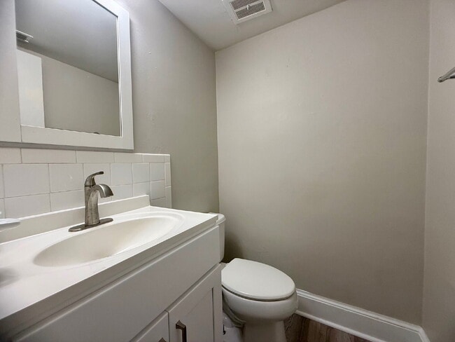 Building Photo - Charming 3-Bedroom Townhome with Fenced Yard***Open House Sunday Jan 11th - 1pm to 3pm!***