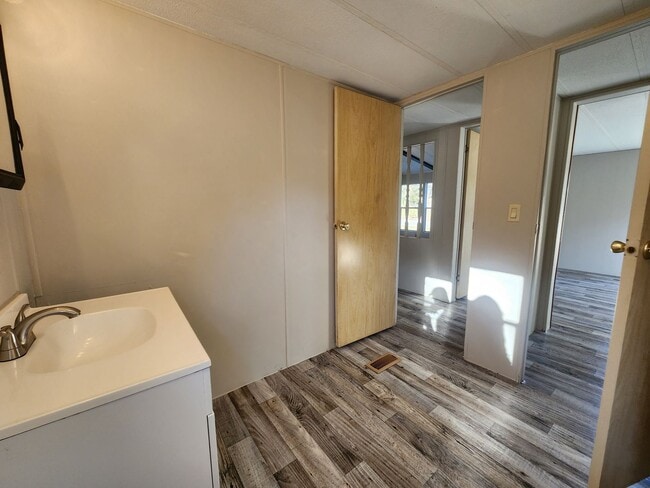Building Photo - 2br - 2 Bed 2 Bath w/ screened porch and FULLY FENCED Backyard!